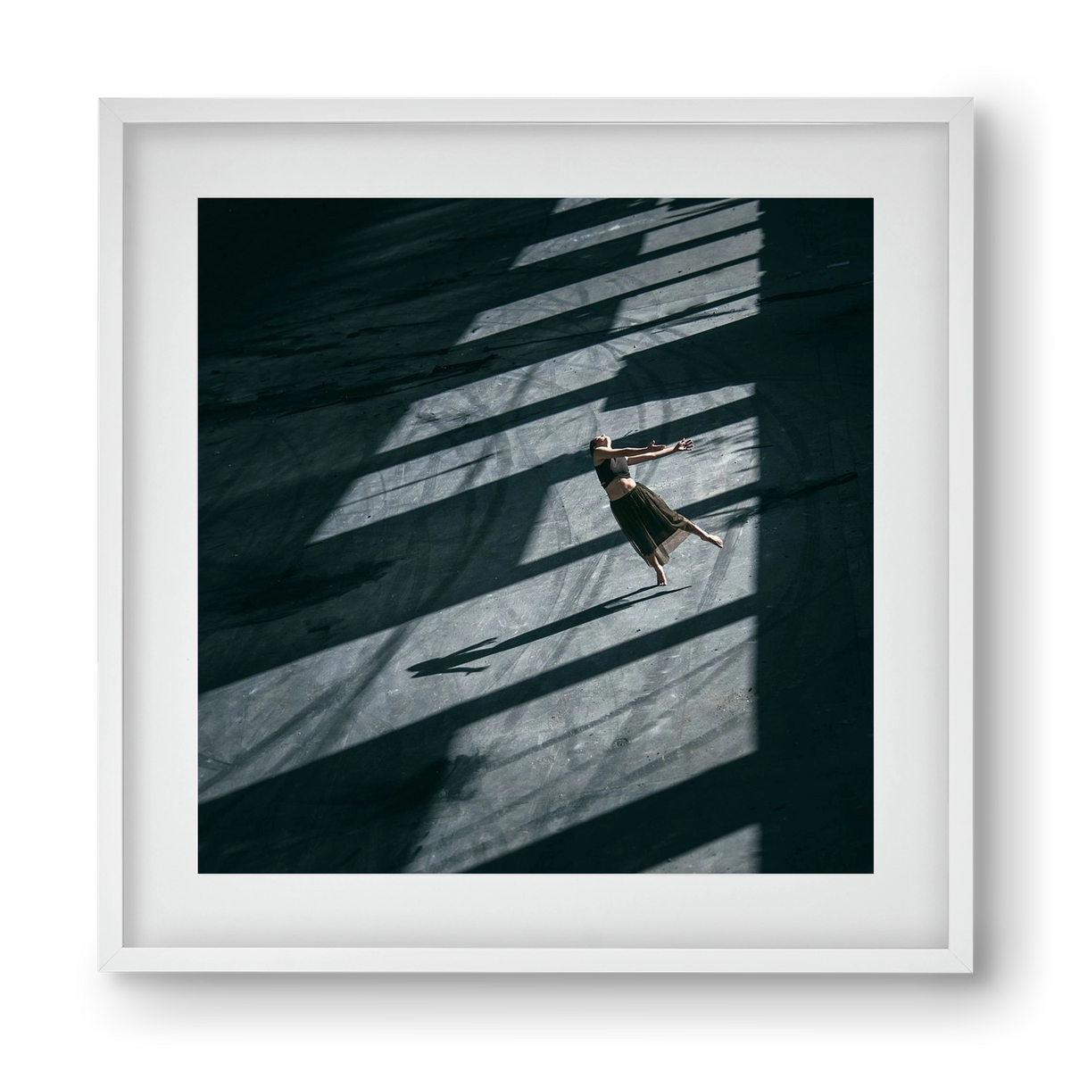 fallin', 40x40 cm (30x30 cm), Fehér keret, paszpartuval