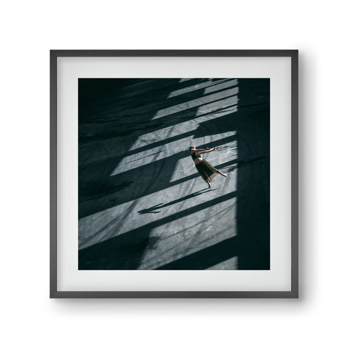 fallin', 30x30 cm (20x20 cm), Fekete keret, paszpartuval