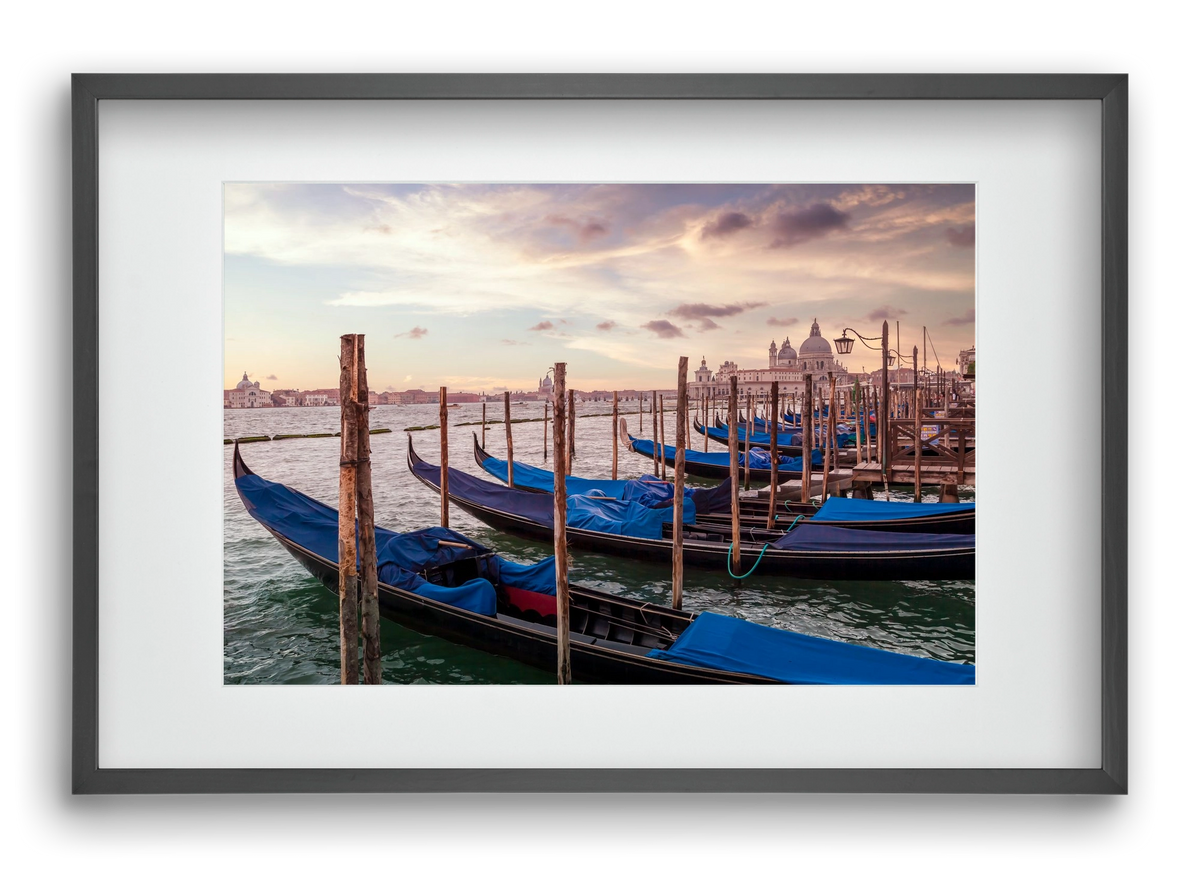 VENICE Gondolas & Santa Maria della Salute , 60x40 cm (45x30 cm), Fekete keret, paszpartuval