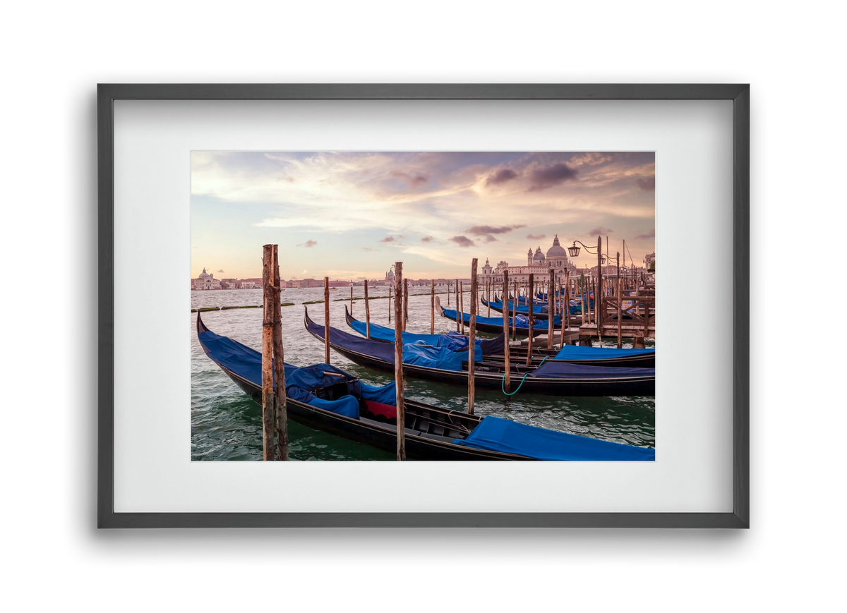 VENICE Gondolas & Santa Maria della Salute , 45x30 cm (30x20 cm), Fekete keret, paszpartuval